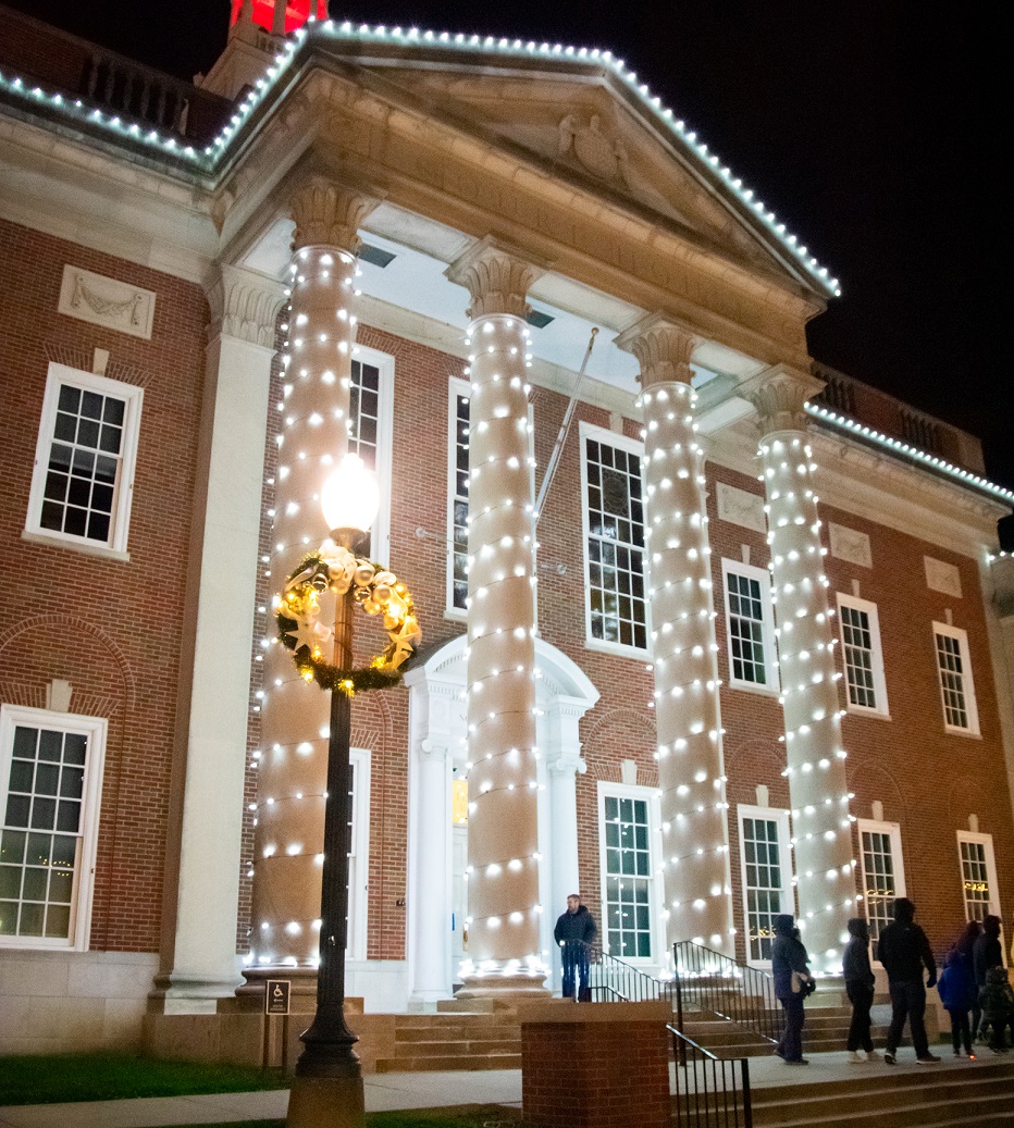 Square lighting of the Courthouse on the square